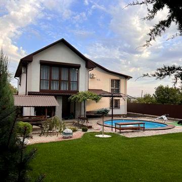 Будинок  для великої сімї, з новим ремонтом.