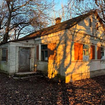 Будинок біля лісу