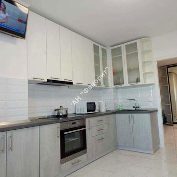 Простора однокімнатна в центрі. Автономка.