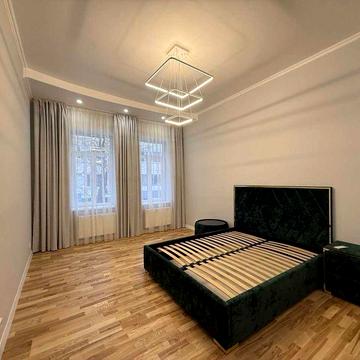 Продаж 2- кім квартири в ближньому центрі по вул. С. Яблонської.