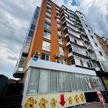 Продається двоповерхова квартира в центрі.