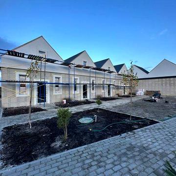 Таунхаус з власним двориком . Супер ціна !