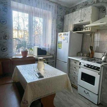 Продається трикімнатна квартира 
Район Черемушки