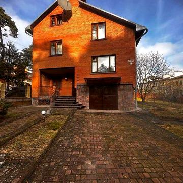 Продаж будинку з великою земельною ділянкою в Брюховичах,