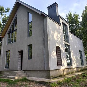 Молодіжна вул., 12