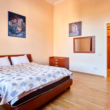 Просторная раздельная двухкомнатная квартира возле улицы Крещатик