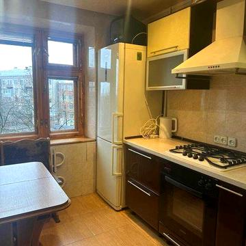 Сдам хорошую реальную 3 к на Холодной Горе , р-н Класса  Кирпичный дом