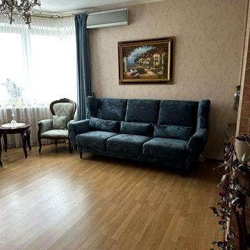 Продам свою 2-х кімнатну квартиру на Леваневців. Центр.