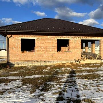 Новий будинок з великою ділянкою