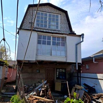 Частина будинку з ділянкою