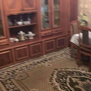 Півособняк на 4 сотках землі є гараж з ямою та окремо стояча будівля