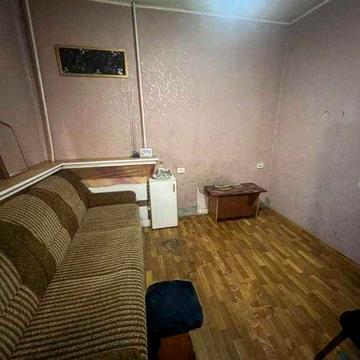 Продам Гостинку с балконом. ТЦ Французский бульвар