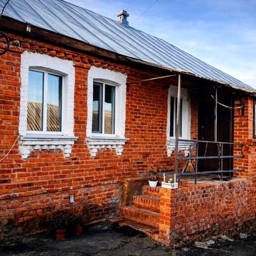 Продається будинок в центрі селища Іванків