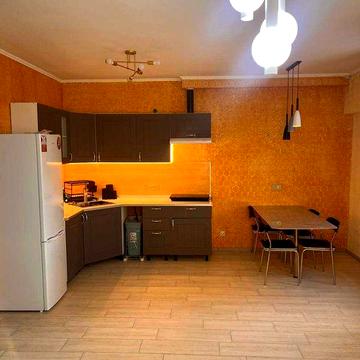 Велика євро 2 к квартира біля Центрального парку.