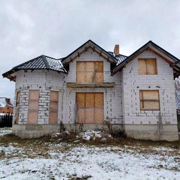 Просторий будинок у зручному районі!