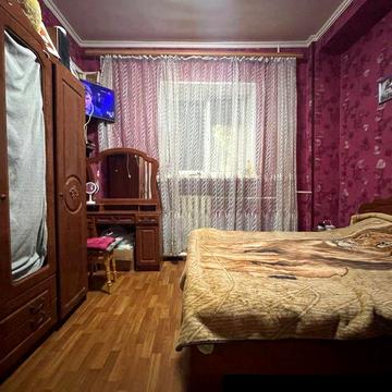 Фасадний вхід з Грушевського. Продаж півквартири в Києві