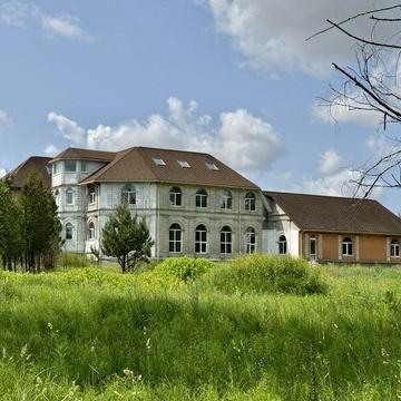 Просторий маєток з басейном — ідеальний варіант для родини чи бізнесу!