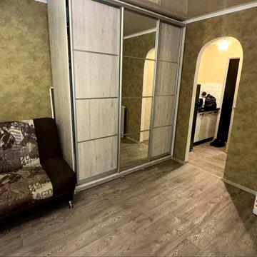 Продам кімнату на кільці Косіора біля Атб. З меблями і технікой.