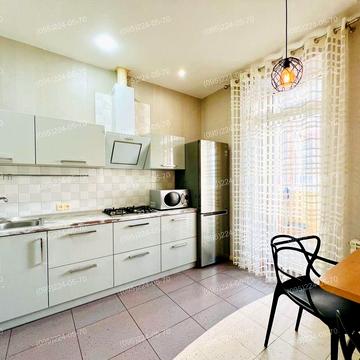 Вільна гарна квартира з автономним опаленням в Центрі міста