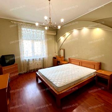 Вільна гарна квартира з автономним опаленням в Центрі міста