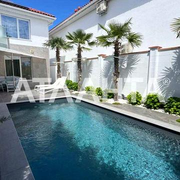 Дом в Совиньоне с солнечными панелями, бассейном