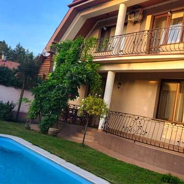 Добротний Будинок з басейнем Центр