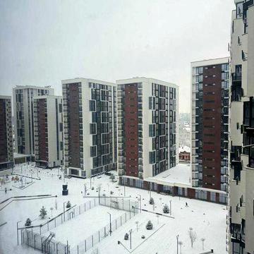 Двостороння 3-к квартира в ЖК біля Міського озера