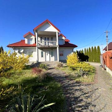 Продаж будинку з окремим гаражем