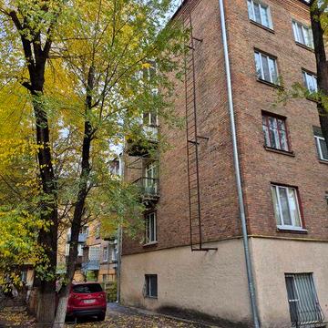 Поділ. Сталінка чудова. вул.Сирецька 30/1.