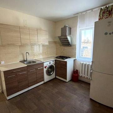 Невеликий будинок біля міста