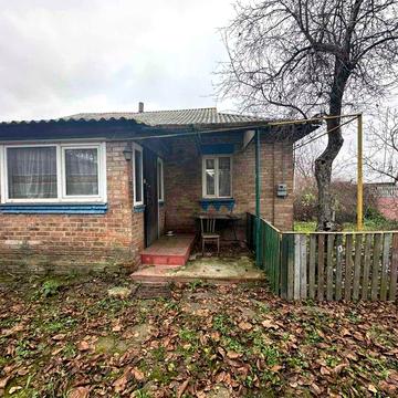 Будинок у самому центрі села Димер з усіма комунікаціями