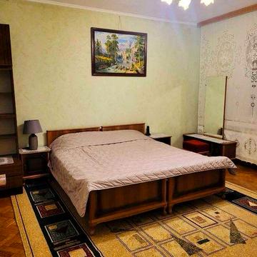 Без комісії здається трикімнатна квартира біля метро Арсенальна