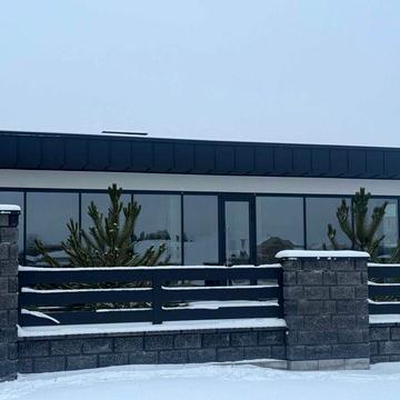 Будинок з фальцевим дахом та панорамним заскленням 75м² та 4 сот Тинне
