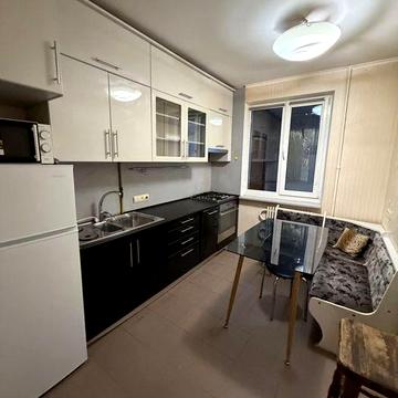 Продам 3 кімнтну квартиру , метро Киівська