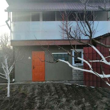 Двоповерховий будинок з балконом, вул. 9-а Абрикосова