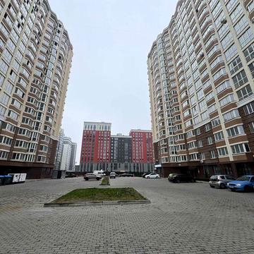 Простора 1к квартира біля набережної. Швидкий виїзд до Києва