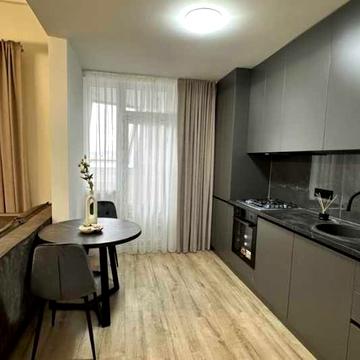 Продається квартира з ремонтом (біля метро)