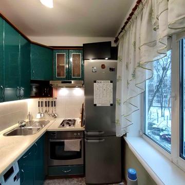 Продам 2 ком. квартиру в Киеве метро Черниговская Братиславская 10