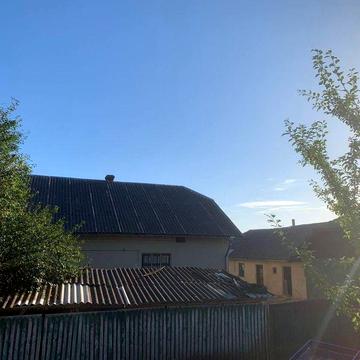 Будинок в затишному місці біля лісу