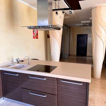 Простора 3-кімн. квартира 120 м² біля Парку Перемоги