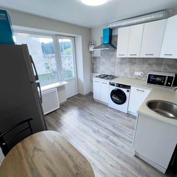 Продаж 1 кім квартири (43 м.кв.) по вул. Р. Братуня (велика лоджія).