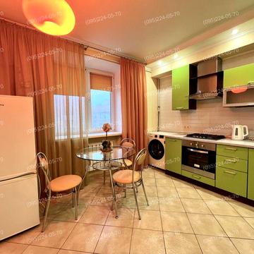 Вільна гарна квартира в новому будинку (світло не вимикають)