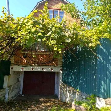 Будинок з усіма комунікаціями є гараж, бесідка хороший стан 40349