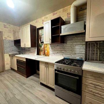 Частина будинку з газовим опаленням та окремим входом. Зручна локація