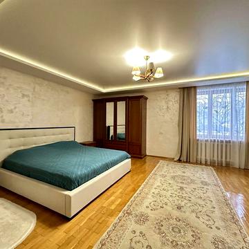 Продаж Будинок з гаражем  на 22 сотках з надвірними будівлями
