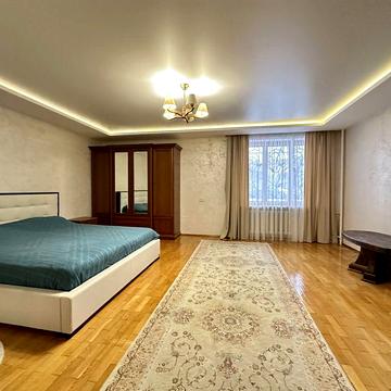 Продаж Будинок з гаражем  на 22 сотках з надвірними будівлями