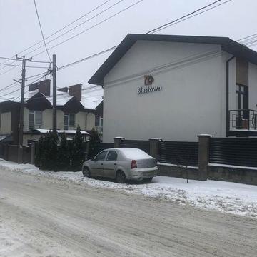 Без комісіі!продаж 1 кім квартири від власниказ дворіком і паркоміісце