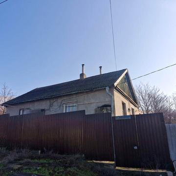 Крепкий одноэтажный дом