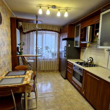 Академіка Корольова вул., 81