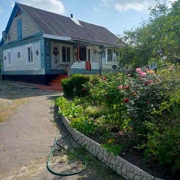 Будинок з ставком та банею